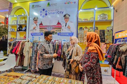 Walikota Tangerang, Sachrudin melihat produk UMKM. Foto: Antara