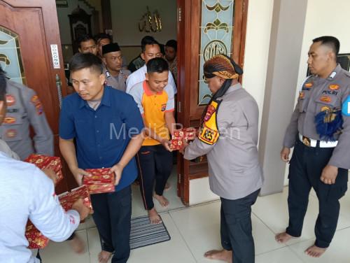 Kapolres Serang, AKBP Condro Sasongko gelar program Jumat Berkah. Foto: Yono