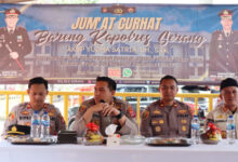 Program Jumat Curhat Kapolres Serang dengan komunitas sopir di Terminal Nikomas. Foto: Yono