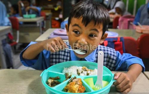 Uji coba pelaksanaan program makan bergizi gratis. Foto: Antara