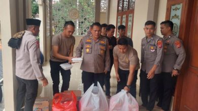 Program Warung Jumat dengan makan siang gratis dari Polres Serang. Foto: Yono
