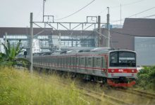 Perjalanana KRL yang melintas Stasiun Jatake. Foto: Antara