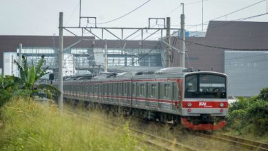 Perjalanana KRL yang melintas Stasiun Jatake. Foto: Antara