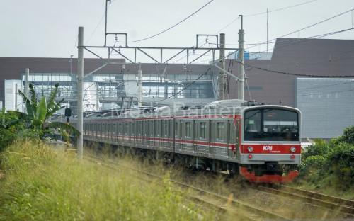 Perjalanana KRL yang melintas Stasiun Jatake. Foto: Antara