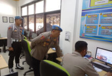 Sidak Propam Polres Serang ke pelayanan SKCK dan SIM. Foto: Yono
