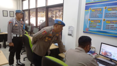 Sidak Propam Polres Serang ke pelayanan SKCK dan SIM. Foto: Yono