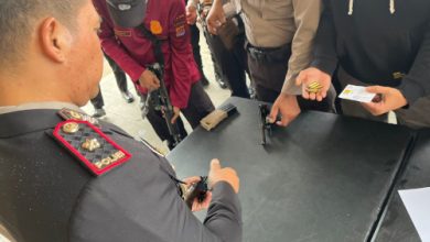 Pemeriksaan senjata api milik anggota polisi dari Polres Serang. Foto: Yono
