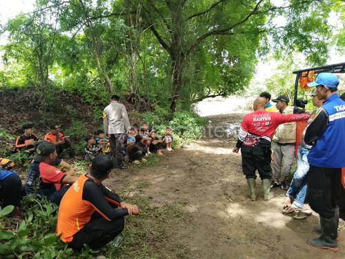 Proses pencarian bocah umur 7 tahun yang hilang di aliran Sungai Ciujung. Foto: Yono