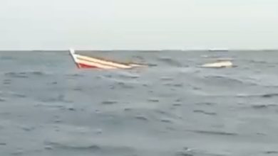 Proses tenggelamya KM Cikal 03 yang diabadikan nelayan di kapal lainnya. Foto: Istimewa