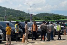 Protes para pemudik mobil di Pelabuhan Merak karena tak kunjung masuk kapal. Foto: Antara