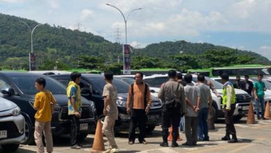 Protes para pemudik mobil di Pelabuhan Merak karena tak kunjung masuk kapal. Foto: Antara