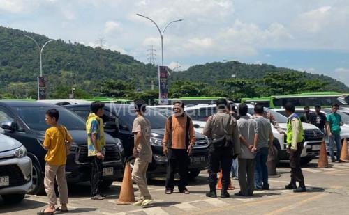 Protes para pemudik mobil di Pelabuhan Merak karena tak kunjung masuk kapal. Foto: Antara