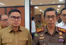 Wakil Wali Kota Tangsel, Pilar Saga Ichsan bersama kepala Kejari Tangsel, Apreza Darul Putra. Foto Antara