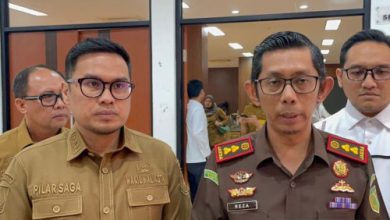 Wakil Wali Kota Tangsel, Pilar Saga Ichsan bersama kepala Kejari Tangsel, Apreza Darul Putra. Foto Antara