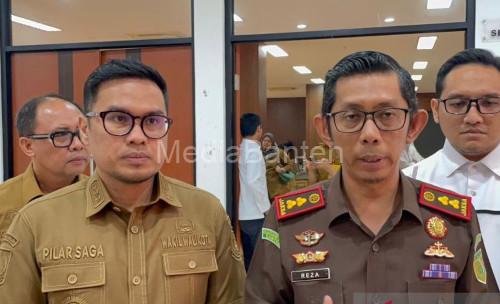 Wakil Wali Kota Tangsel, Pilar Saga Ichsan bersama kepala Kejari Tangsel, Apreza Darul Putra. Foto Antara