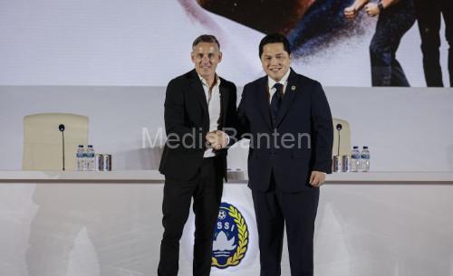 Ketua Umum PSSI, Erick Thohir memperkenalkan John Herdman sebagai pelatih Timnas Idoneisia yang baru. Foto Antara