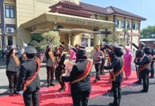 Kapolea Serang, AKBP Andri Kurniawan melepas purna tugas Kasatbinmas dan KSKP Polsek Cikande. Foto Yono