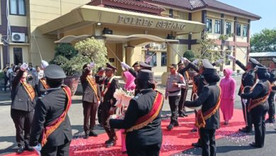 Kapolea Serang, AKBP Andri Kurniawan melepas purna tugas Kasatbinmas dan KSKP Polsek Cikande. Foto Yono