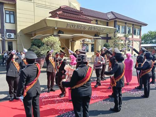 Kapolea Serang, AKBP Andri Kurniawan melepas purna tugas Kasatbinmas dan KSKP Polsek Cikande. Foto Yono
