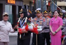 Kapolres Cilegon, AKBP Martua Raja Taripar Laut Silitonga dan istri melepas purnabakti Kompol Chotidjah. Foto: Daeng Yusvin