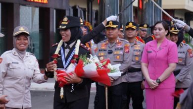 Kapolres Cilegon, AKBP Martua Raja Taripar Laut Silitonga dan istri melepas purnabakti Kompol Chotidjah. Foto: Daeng Yusvin
