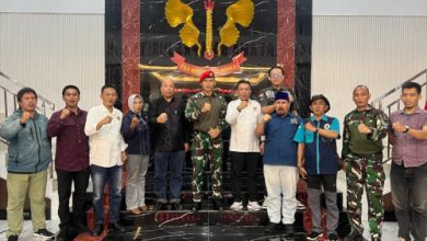 Dan Group 1 Kopassus, Brigjen TNI Raden Nashrul Fathurohman berfoto bersama Pengurus PWI Banten. Foto Daeng Yusvin