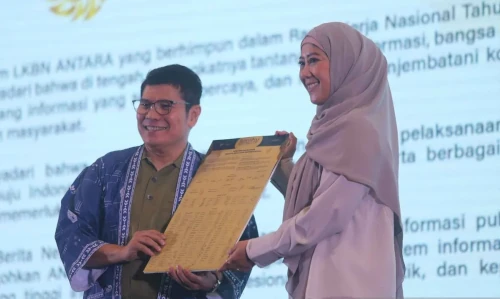 Menkomdigi, Meutya Hafid menerima plakat penghargaan dari Perum LKBN Antara. Foto Atnara