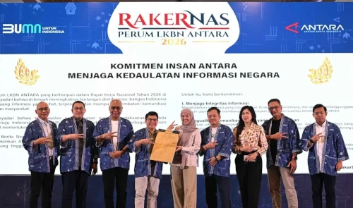 Menkomdigi, Metya Hafid berfoto bersama dengan jajaran Perum LKBN Antara. Foto Antara