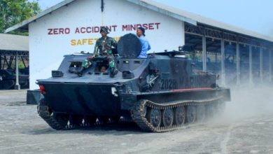 Pengecekan Ranpur BTR 50 PM Yonranratfib 2 Mar. Foto: Ahmad Munawir - Menkav 2 Mar