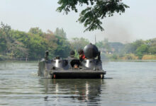 Tank Amfibi dari Yonranratfib 2 Mar bermanuver ke darat dalam sebuah latihan di Surabaya. Foto: Munawir - Menkav 2 Mar