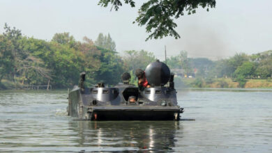 Tank Amfibi dari Yonranratfib 2 Mar bermanuver ke darat dalam sebuah latihan di Surabaya. Foto: Munawir - Menkav 2 Mar