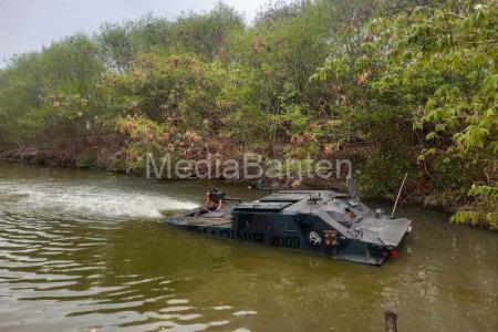 Uji kedap ranpur BTR 50 P(M). Foto: Ahmad Munawir - Menkav 2 Mar