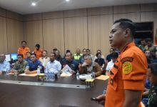 Rapat internal Tim SAR Gabungan Pesasat ATR 42-500. Foto Antara