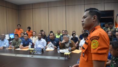 Rapat internal Tim SAR Gabungan Pesasat ATR 42-500. Foto Antara