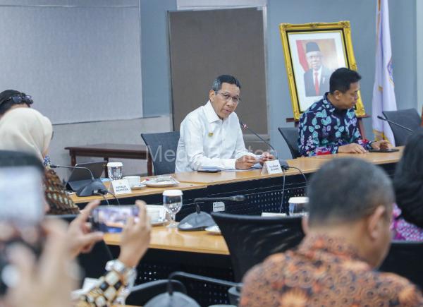 Pj Gubernur DKI Jakarta, Heru Budi Hartono pimpin rapat percepatan satu data pembangunan. Foto: Diskominfotik DKI Jakarta