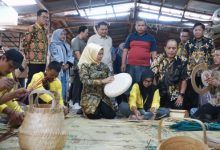 Bupati Serang, Ratu Tatu Chasanah bersama pelaku UMKM. Foto: Diskominfotik Kab Serang