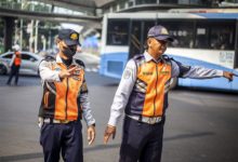 Petugas Dishub DKI Jakarta mengatur lalu lintas. Foto: Diskominfotik DKI Jakarta