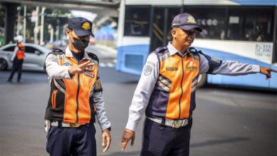 Petugas Dishub DKI Jakarta mengatur lalu lintas. Foto: Diskominfotik DKI Jakarta