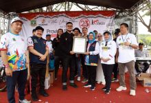 Pemecahan rekor dunia bermain ketapel oleh Kormi dan Pemprov Banten. Foto: Biro Adpim Banten