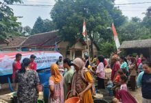 Penyaluran air bersih oleh relawan Tagana Lebak. Foto: Antara