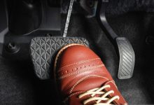 Menginjak rem mobil. Foto: Istimewa