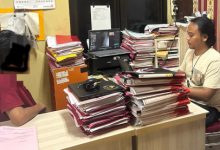 Remaja Desa Bakung diperiksa polisi karena berbuat asusila. Foto: Yono