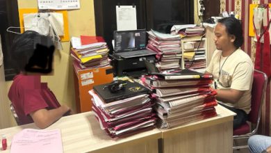 Remaja Desa Bakung diperiksa polisi karena berbuat asusila. Foto: Yono