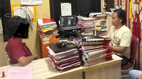 Remaja Desa Bakung diperiksa polisi karena berbuat asusila. Foto: Yono