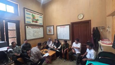 Remaja yang hendak tawuran dan orangtua di Polsek Ciruas. Foto: Yono