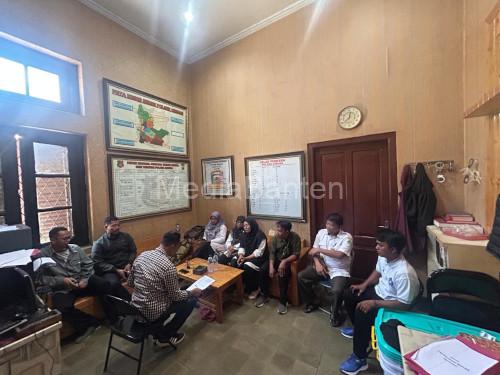 Remaja yang hendak tawuran dan orangtua di Polsek Ciruas. Foto: Yono