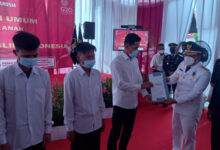 Kalapas Kelas IIA Serang, Heri Kusrita menyerahkan remisi ke narapidana. Foto: Aden Hasanudin