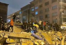 Reruntuhan gempa dahsyat di Turki. Foto: BBC