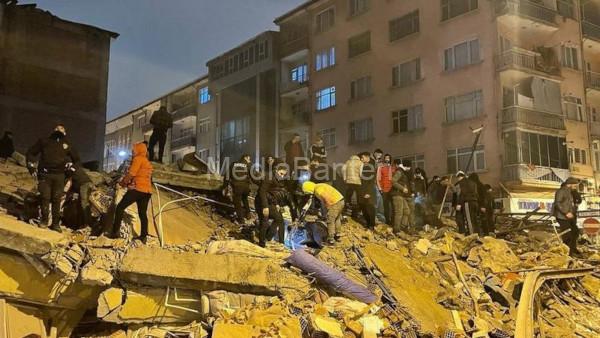 Reruntuhan gempa dahsyat di Turki. Foto: BBC