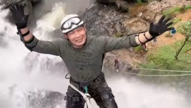Gubernur Jabar, Ridwan Kamil tengah menjajal wisata ekstrem Curug Cikondang. Foto: LKBN Antara
